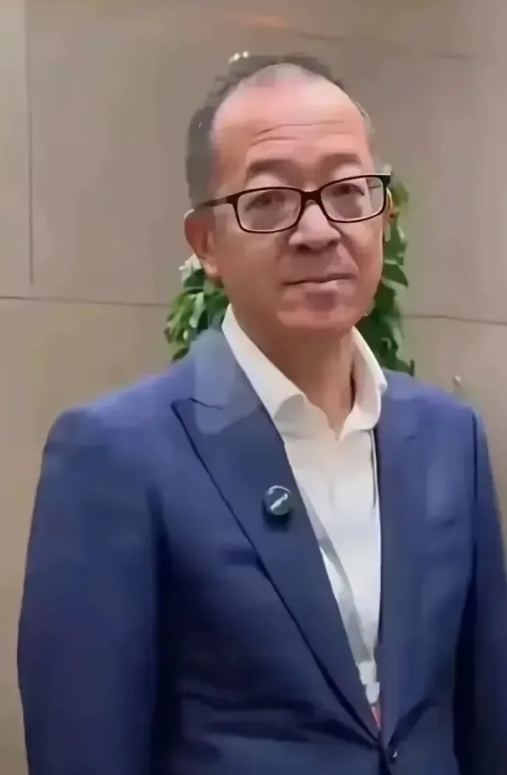 心疼俞敏洪，感觉他彻底崩溃。

1，罗永浩一直追着他打击。铁公鸡的名号深入人心，