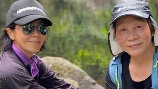 58岁刘嘉玲户外晨跑，穿紧身裤不遮臀部，网友：没一点老人样
