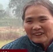 2015年，河南一女子在工厂干活时，听到同事说了一句方言，她猛地回过头，抓住同事
