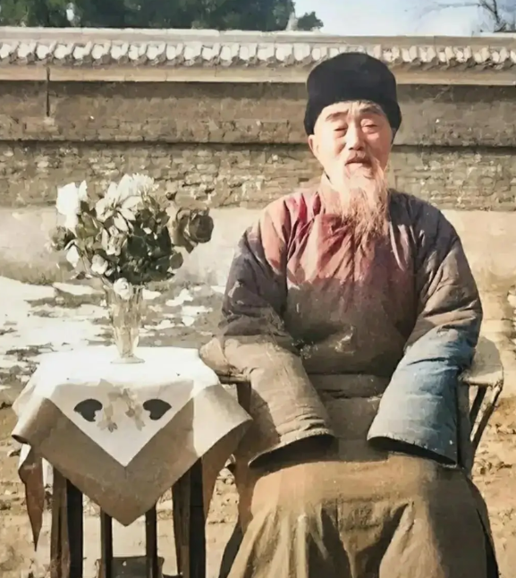 1950年，林彪的父亲林明卿，坐在北京的寓所门口，留下了这一张照片，当时的他已经