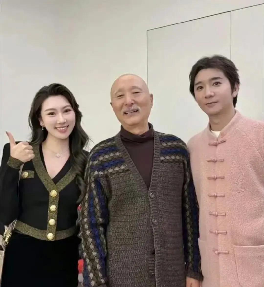 陈佩斯和外甥女的合影好温馨，他和妹妹陈丽达的感情一直很好，子女们也相处和谐友爱。