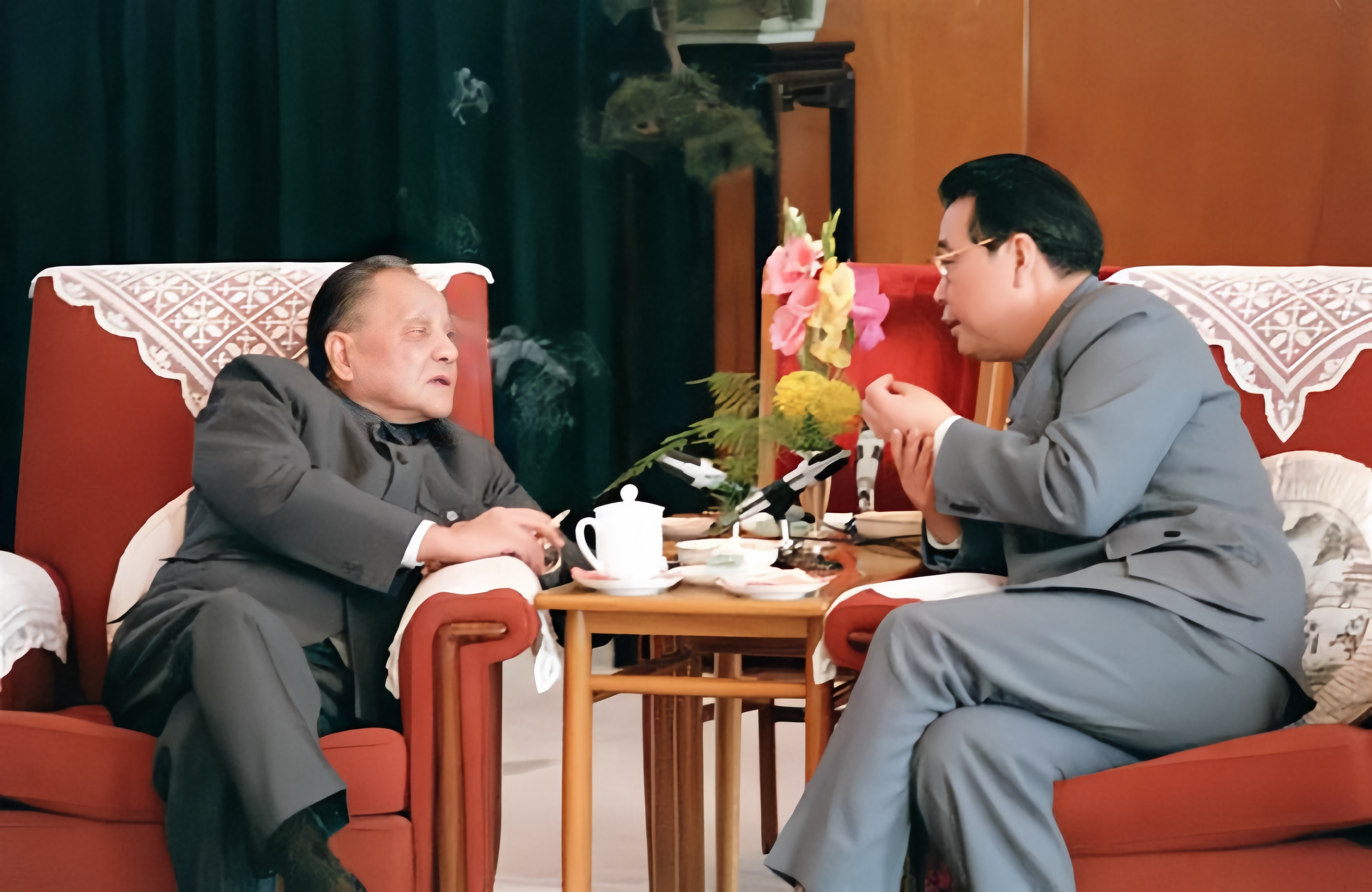 1982年，党的十二大胜利召开，54岁的李鹏当选为中央委员。会后邓小平等中央领导