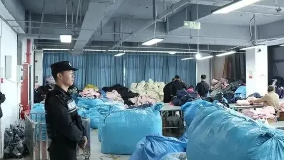 自酸辣粉和卫生巾的打假风波兴起后，羽绒服也迎来了“塌房”！
 
事情的起因是因为