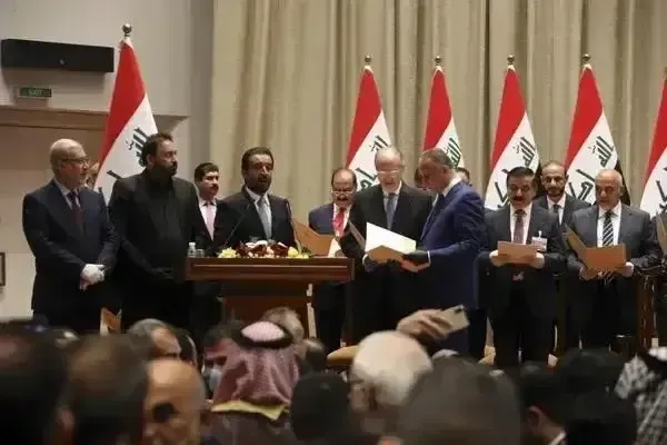 美国施压，伊拉克被迫暂停人民币结算。近日，伊拉克议会财政委员会成员莫因·卡齐姆表