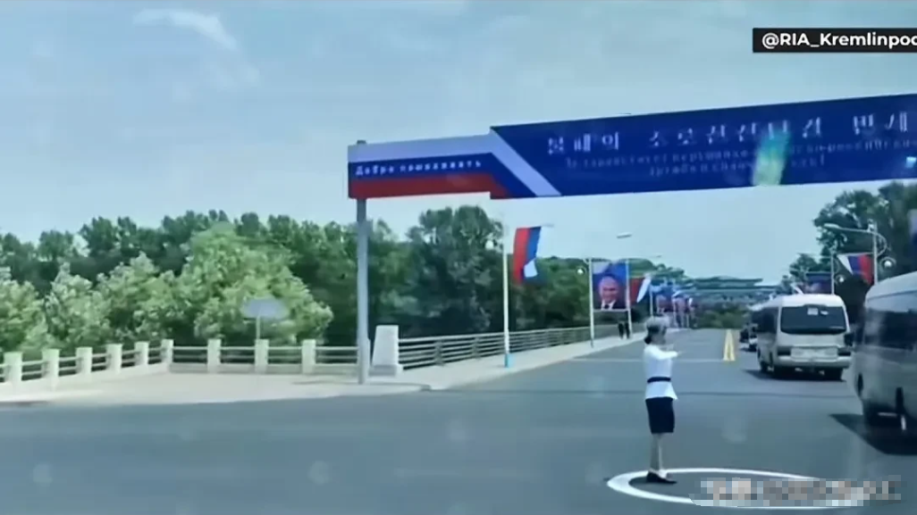 这次普京访朝，迎接工作很有特色，一路绿灯，没有社会车辆，路边有打扫卫生的人，还有