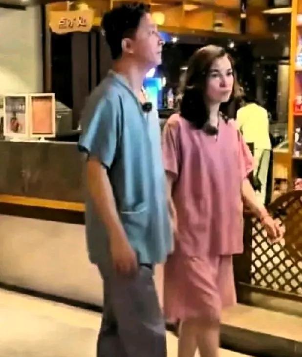 韩庚带老婆回东北“搓澡”！卢靖姗不愧是东北媳妇，大大方方的，麻利的和老公换好衣服