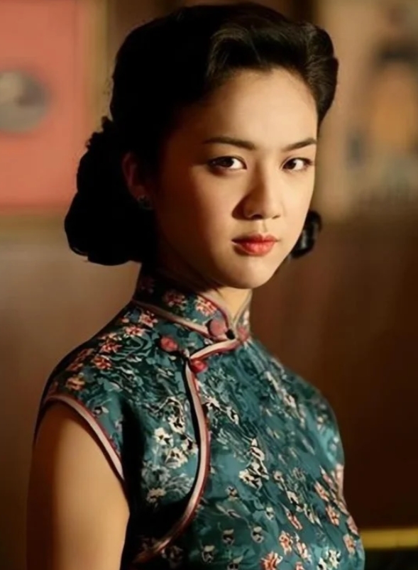 汤唯拿着剧本回家和父母商量