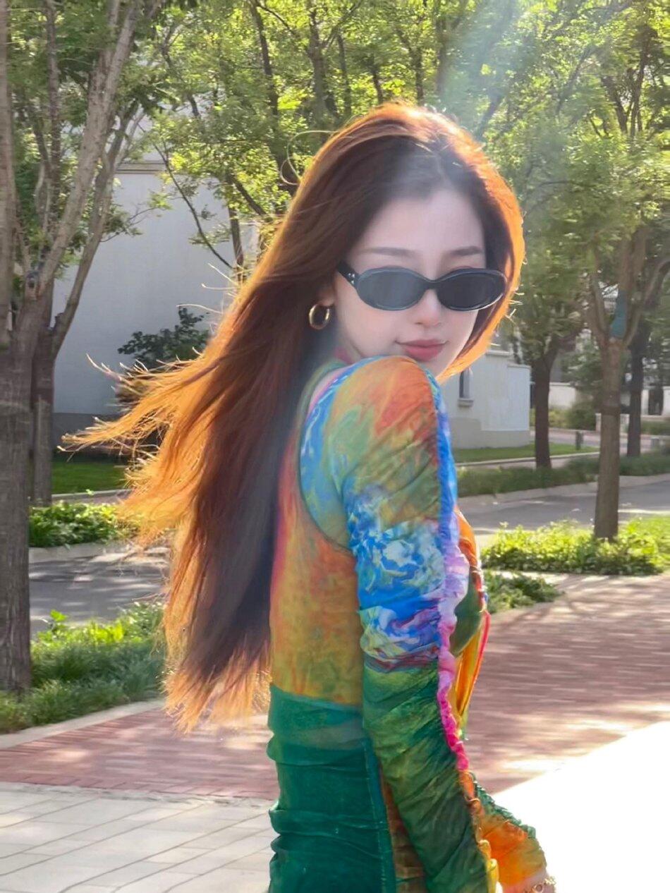 虞书欣彩色包臀裙搭配秘籍