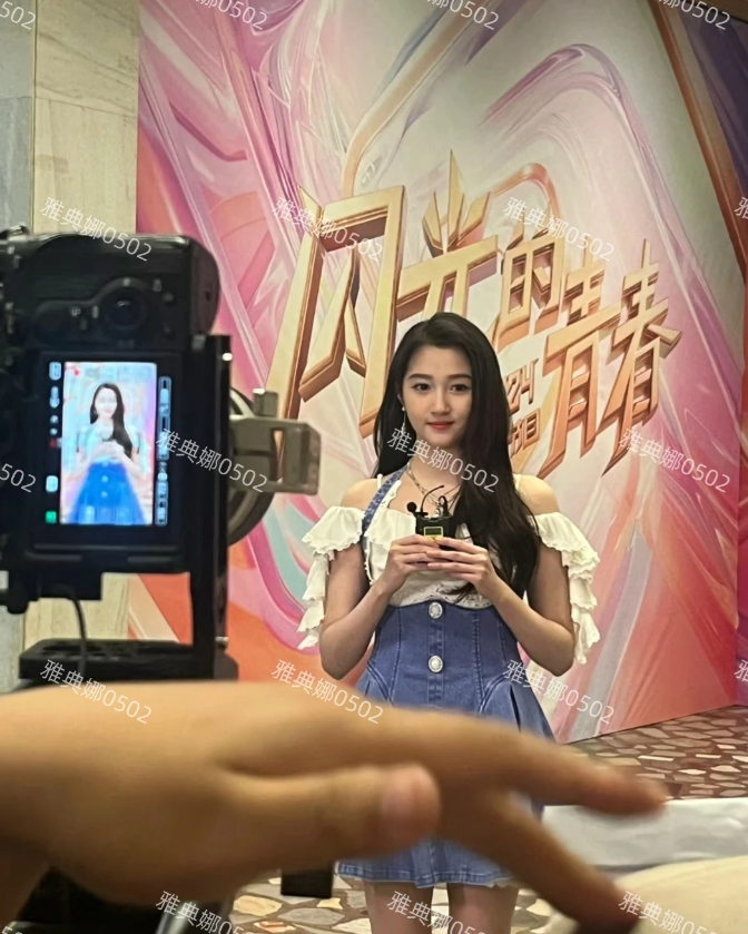 关晓彤太不上镜了，本人明明超级好看，脸小腿长五官秀气特别年轻显小，笑容甜美有灵气
