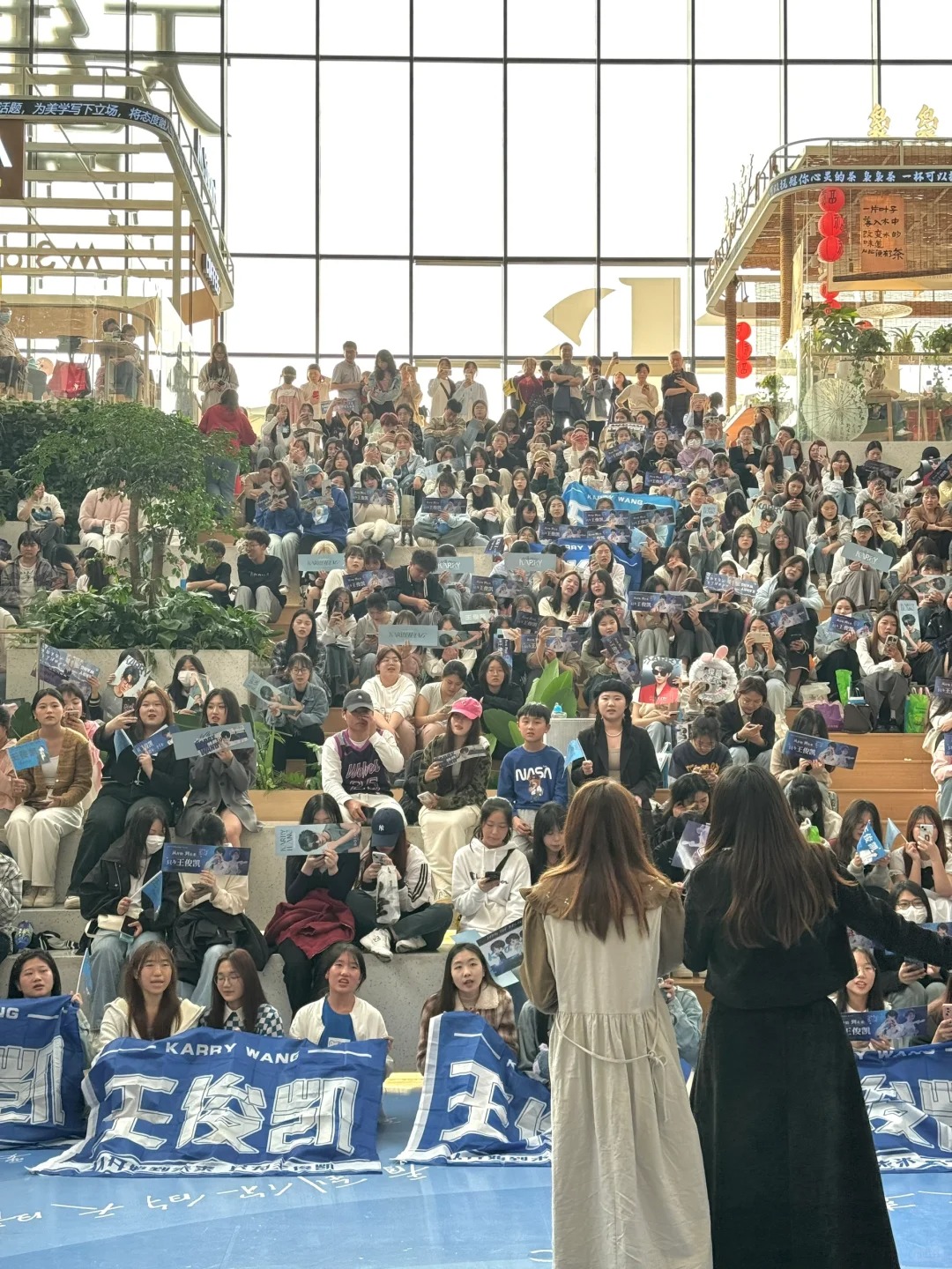 天街偶遇王俊凯粉丝，素质真的好高❗️
去逛天街，偶遇王俊凯粉丝在那里自发组织的音