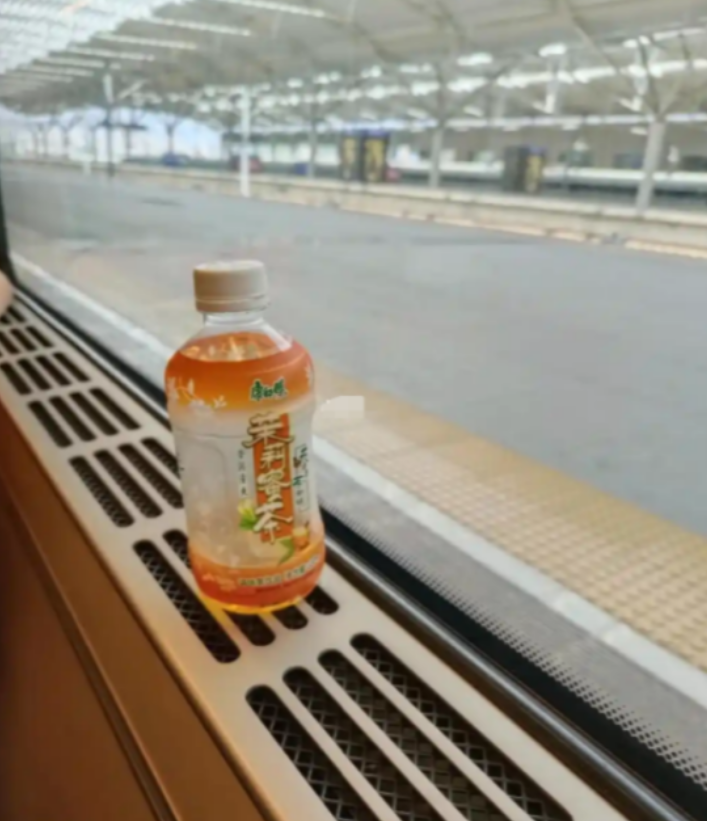 
2024年5月，上海一列火车上，一名男子在取行李时不慎将饮料瓶坠落，砸中了一名