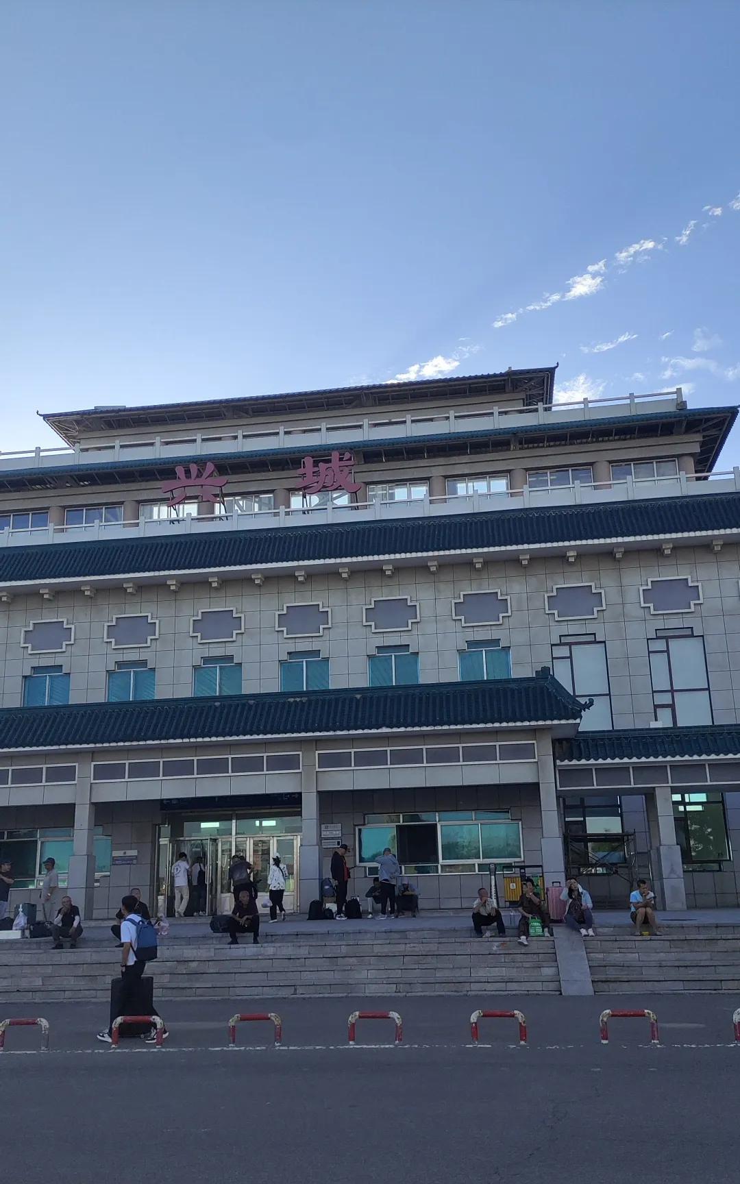 旅行中的火车餐
人在旅途中难免在火山上用餐，由其你买的是无座票，如果站几个小时，