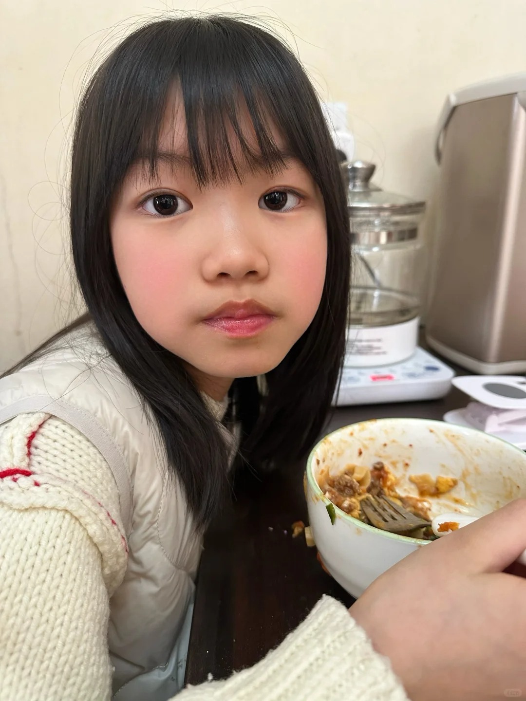 看到孩子的脸才发现腮红的位置
都说腮红不能低于鼻翼，仔细看孩子的纯天然腮红，其实