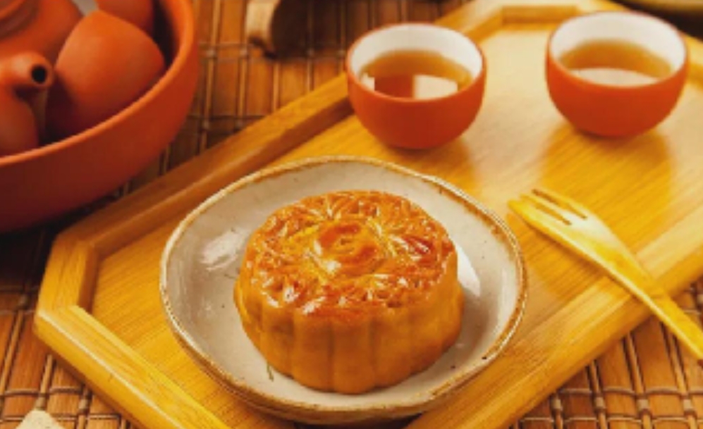 月饼卖不动，原因大概有这么几个：

1、太贵了，大家钱袋子紧，月饼包装倒是花里胡