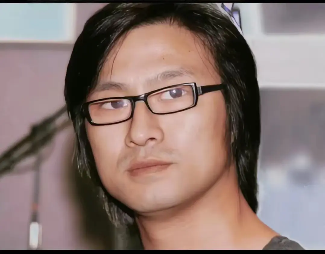 实话实说汪峰年轻时候长相也不咋地，为什么谈的都是有钱有颜的美女