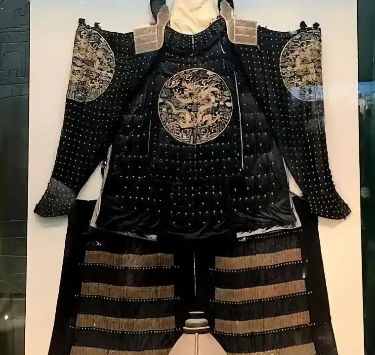 1973年，故宫竟然将3000多套清朝御林军的铠甲当成员工福利，每套只卖5毛钱，