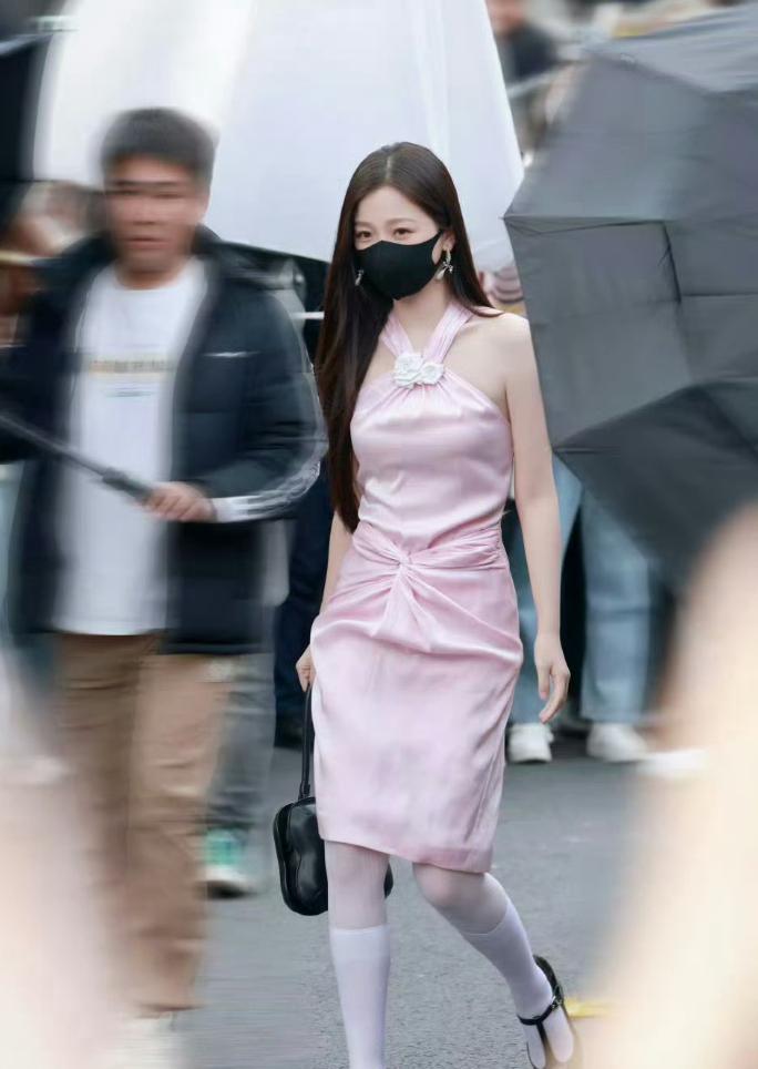 一直不理解为什么裙子要穿这样的丝袜