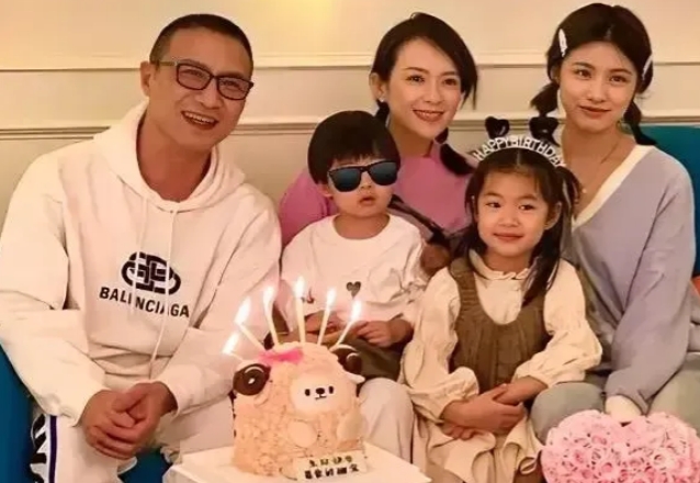 两个女儿，两种气质，真是从小看大，

醒醒没有姐姐小苹果漂亮，却有姐姐缺少的高贵