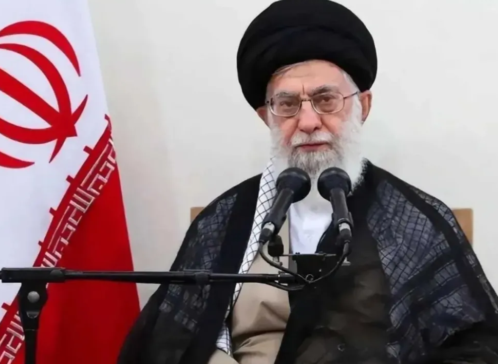 哈梅内伊不再软弱！
在“打击”以色列的路上坚定不移！
近日，伊朗最高精神领袖哈梅