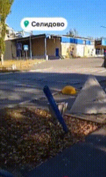 红军城以南的塞利多沃市，一名乌克兰乌克兰居民拍摄到了城市街道上胡乱堆放的混凝土反