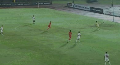 可喜可贺！U19国青居然率先进球了。

印尼U19门将玩个人主义，拿到球后一停一