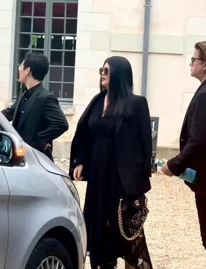 李湘现身戛纳，依然是披着衣服，不像明星是走红毯，像暴发户来收购。