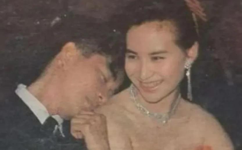 1992年，陈百强吞下大量安眠药，昏迷17个月后去世，已为人妻的何超琼，不顾规矩