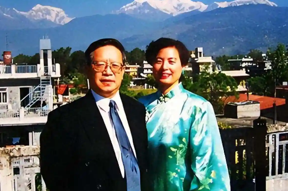 2005年，中国驻尼泊尔大使馆的外交官朱敏才退休后，不顾儿女们的反对，带着妻子离
