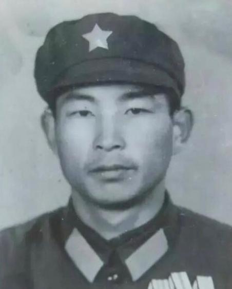 1980年，十几名越军包围了小战士许明习，越军见他孤身一人，便想抓活的回去领赏。