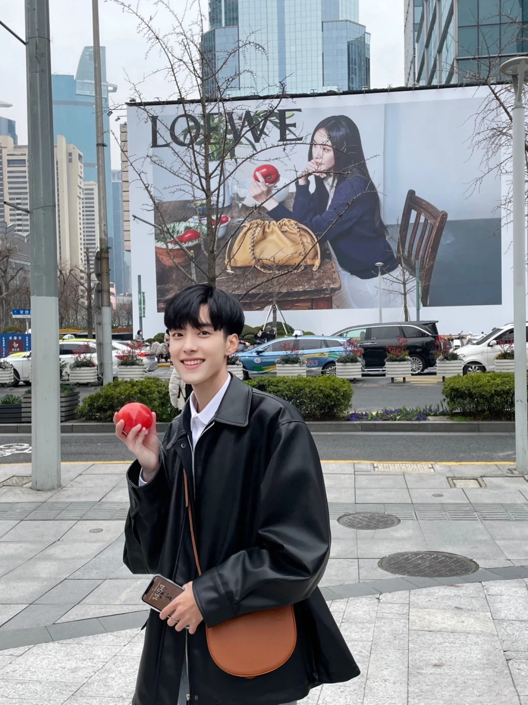 我的大明星在闪闪发光，大幂幂罗意威海报墙
不愧是我幂，时尚感爆棚！
📍静安寺地