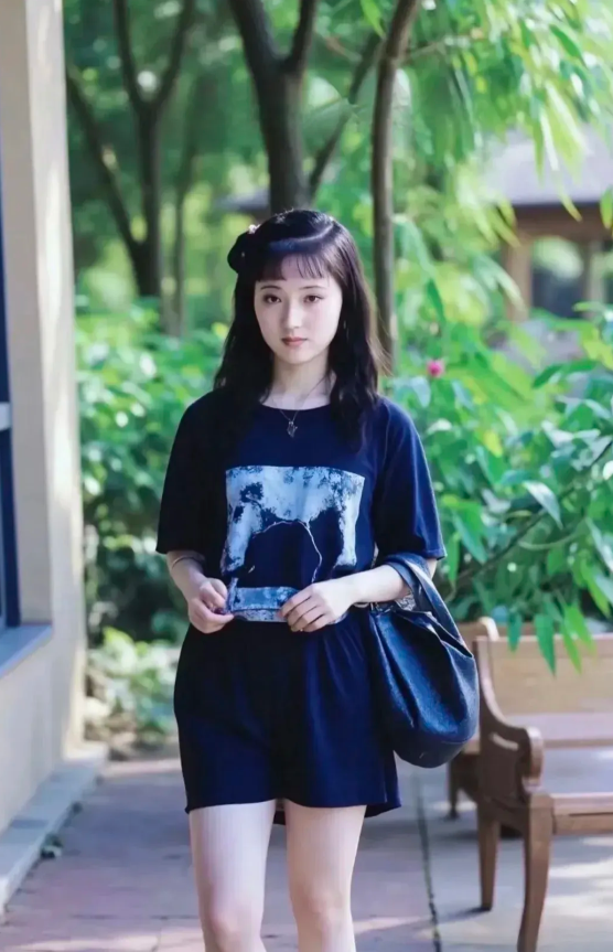 有人说她是林妹妹转世，我看她就是陈小旭本人。
面容天然清丽，服饰质朴淡雅，不事雕