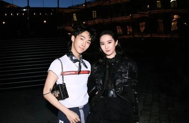 伊能静儿子把露脐装穿到国外去了，与刘亦菲合影，让人毛骨悚然