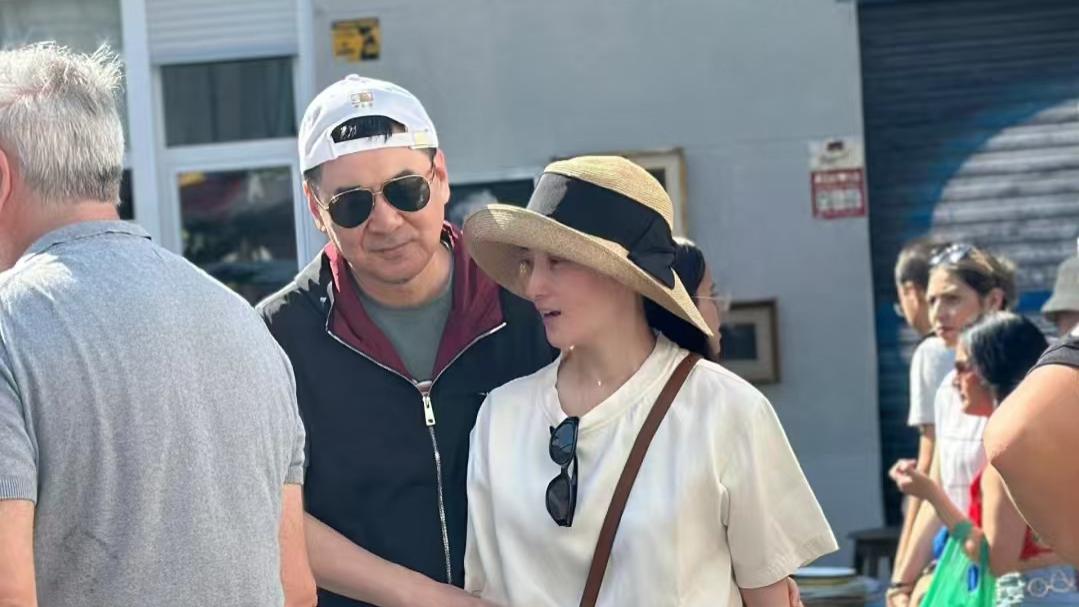 ​蒋勤勤陈建斌西班牙旅游时被偶遇，网友：明星还逛跳蚤市场啊