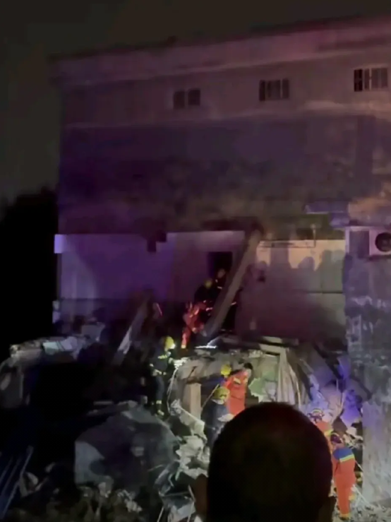 2月14日晚7点左右，河南省沈丘县刘庄店镇一洗澡堂子塌方！
具体点应该是女澡堂塌