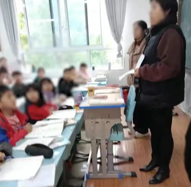 河南周口，某小学教室正在上课时，一名陌生女子闯入教室，声称自己是文具店店主，然后