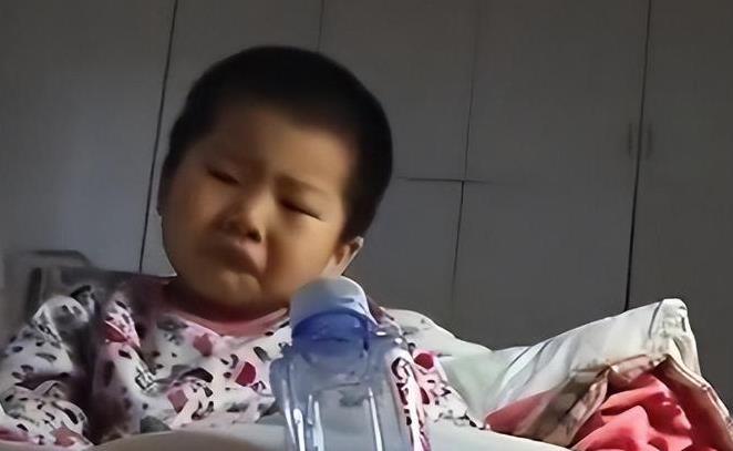 [沙尘暴] 2014年，上海一4岁小女孩，在龙华医院门诊大厅的角落里，静静地等待