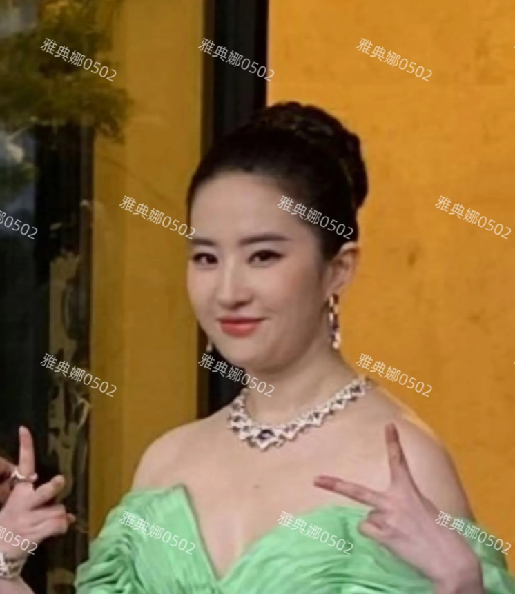 刘亦菲真的该减肥了，虽然她的身材在普通人中不算胖，但太不上镜了，腰粗背厚膀大腰圆