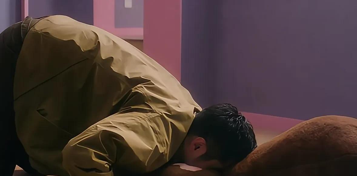 发现《猎罪图鉴2 》一个bug漏洞
第一集，檀健次饰演的沈翊注意到监控录像中一个