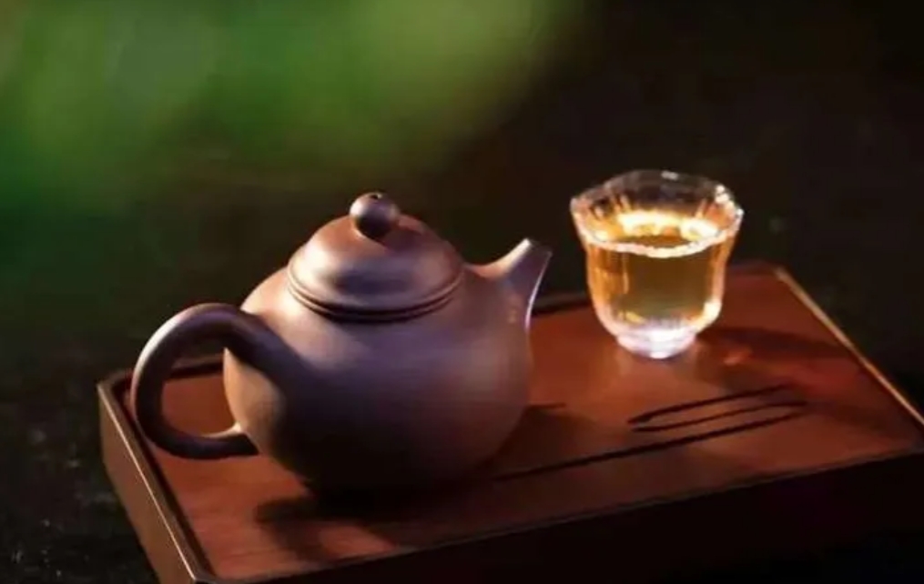 领导退休了，还真不如普通老百姓！

朋友跟我抱怨，他当领导的老公退休半年，肉眼可
