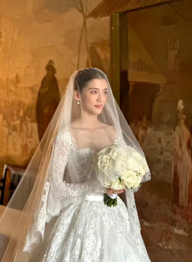 吴千语终于在30岁时把自己嫁出去了，穿上婚纱的她好美！
当年只有19岁的吴千语因