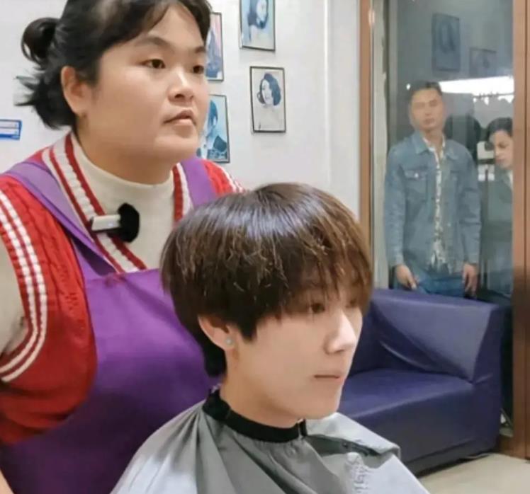 发型师晓华店门口贴了白纸公告，身体不适去医院。
 
其实完全可以弄个小程序，网上