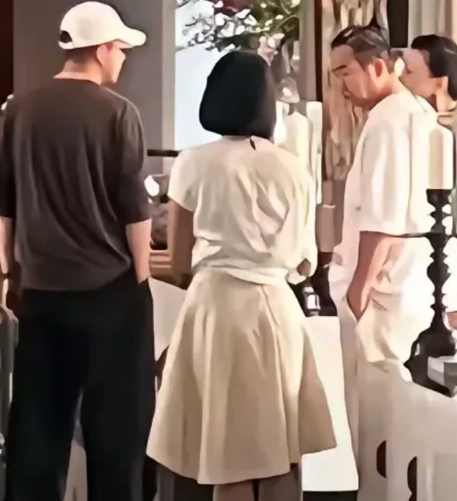 属实都没想到
大s走了才几天
小s和s妈都已经开始先在网上露面发文了
刚开始看到