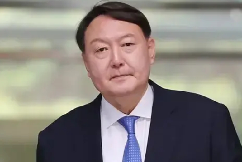 尹锡悦的政治生涯结束了！在今天下午的弹劾结果，这位曾经的大头领不出意外的下台了，