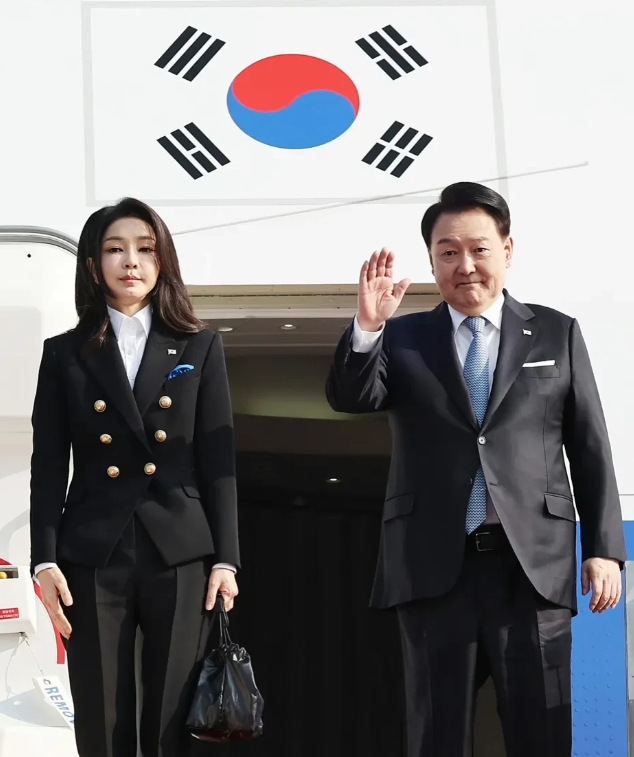 太尴尬了！韩国总统尹锡悦夫人金建希虽然消失了数月躲避收受他人奢侈品事件锋芒，但是