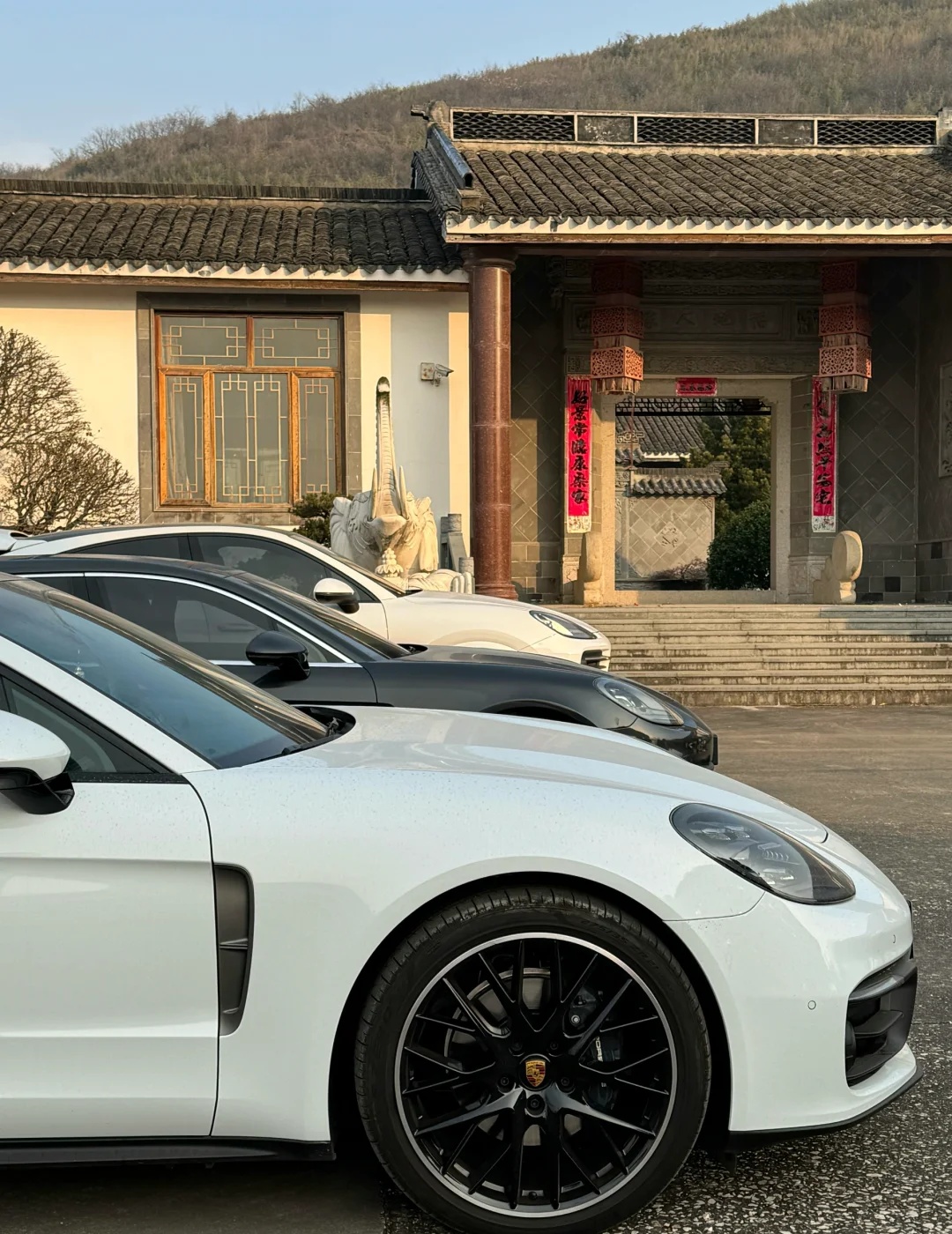 和妈妈姐姐开一样的车是什么感受
而且连内饰波尔多红都是完全一样的
审美如此一致也