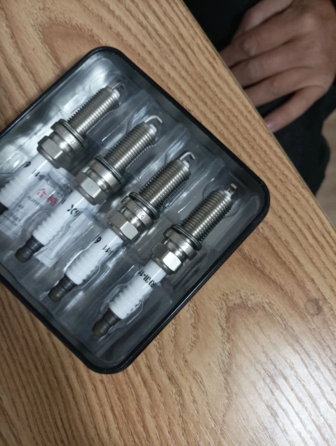 网购了一套火花塞，打算自己在家里换，这样能节约100多块钱的更换费。
结果打开车
