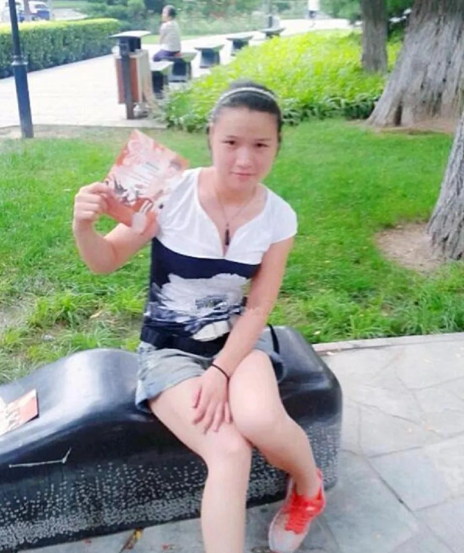 一张泛黄的照片，悄然记录下2012年的张伟丽，那个时候的她，还是一个在公园长椅上
