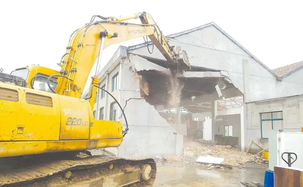 河北石家庄，一男子建好15年的房子，在即将拆迁时，被城管局以违章建筑为由，责令限