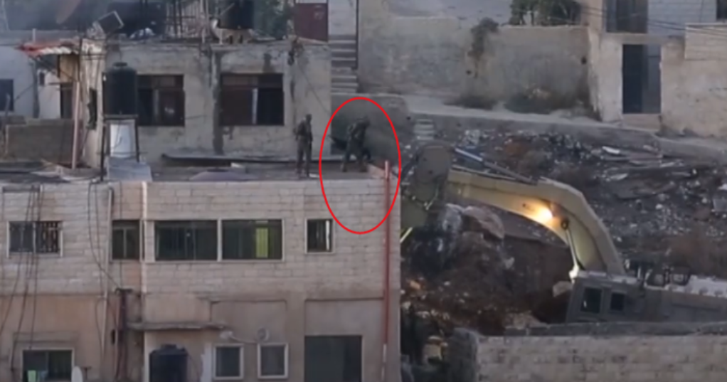 以色列又一次突破人类底线。
据美联社现场记者报道以及美联社获得的视频称，周四，以