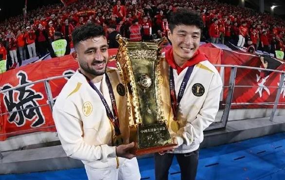 武磊，辉煌的一年！
本赛季，武磊表现非常出色，不仅34球拿到中超金靴，更是连拿中